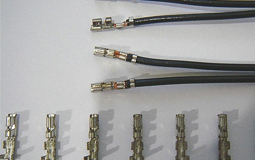 電連接器的耐溫設(shè)計